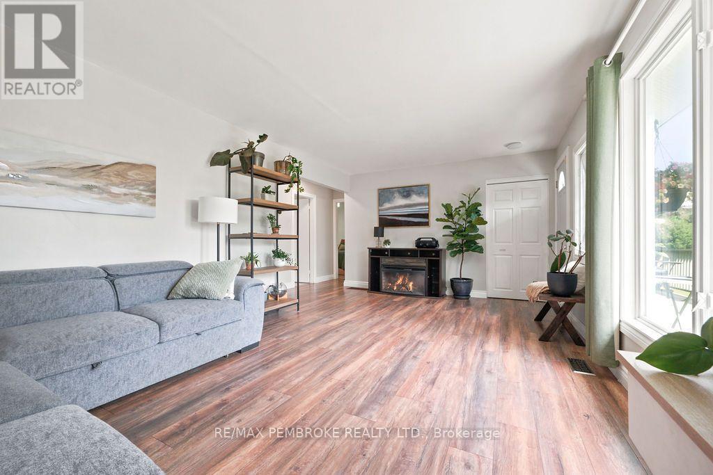 1369 B GREENWOOD ROAD - 9