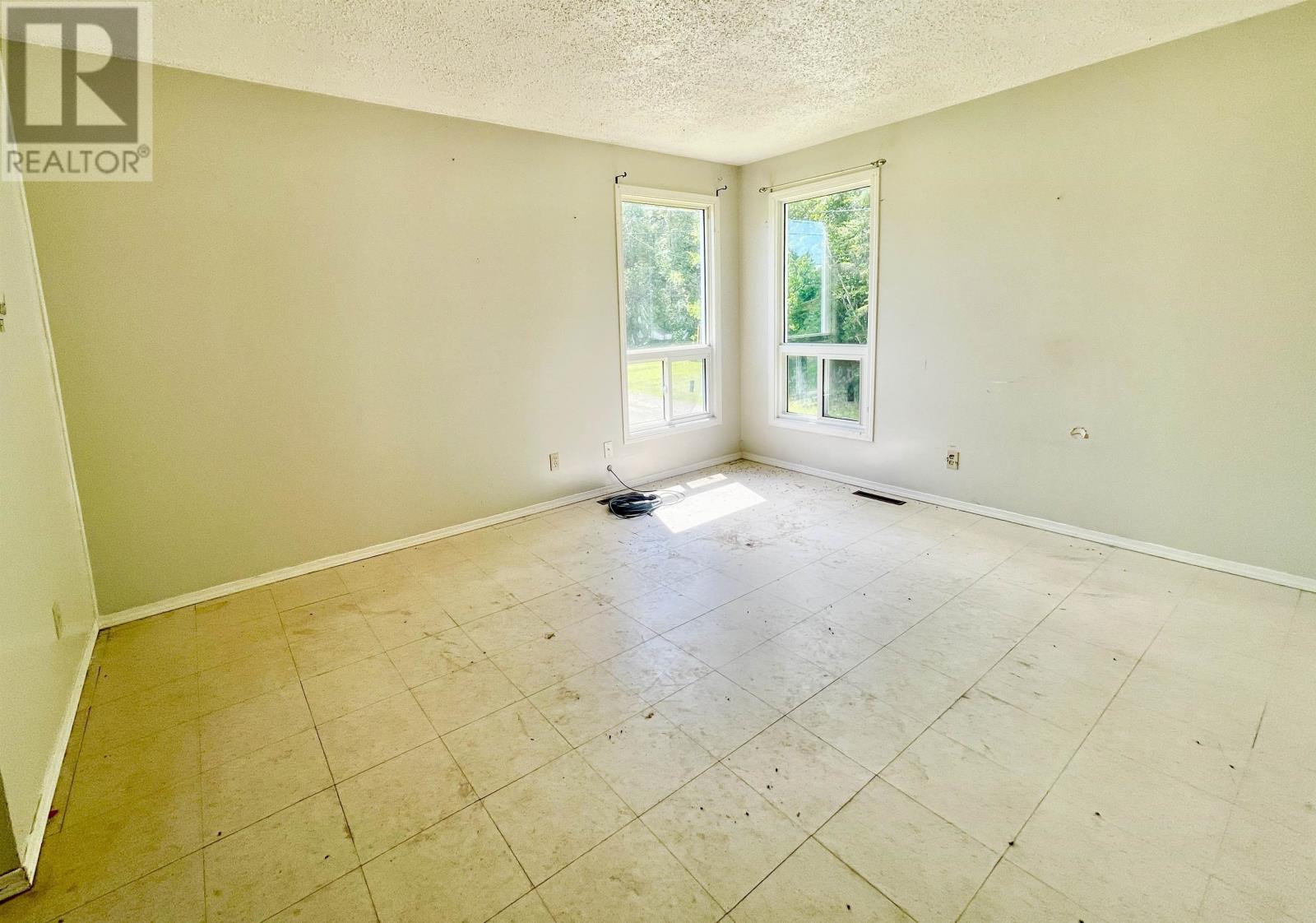 64 Wellington RD - 6