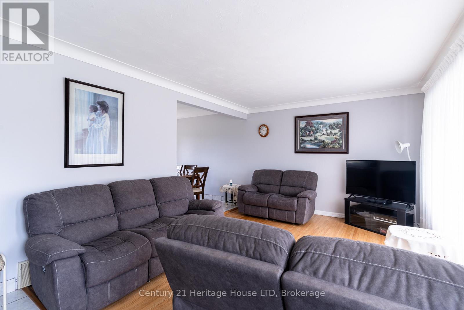64 CROYDON DRIVE - 11