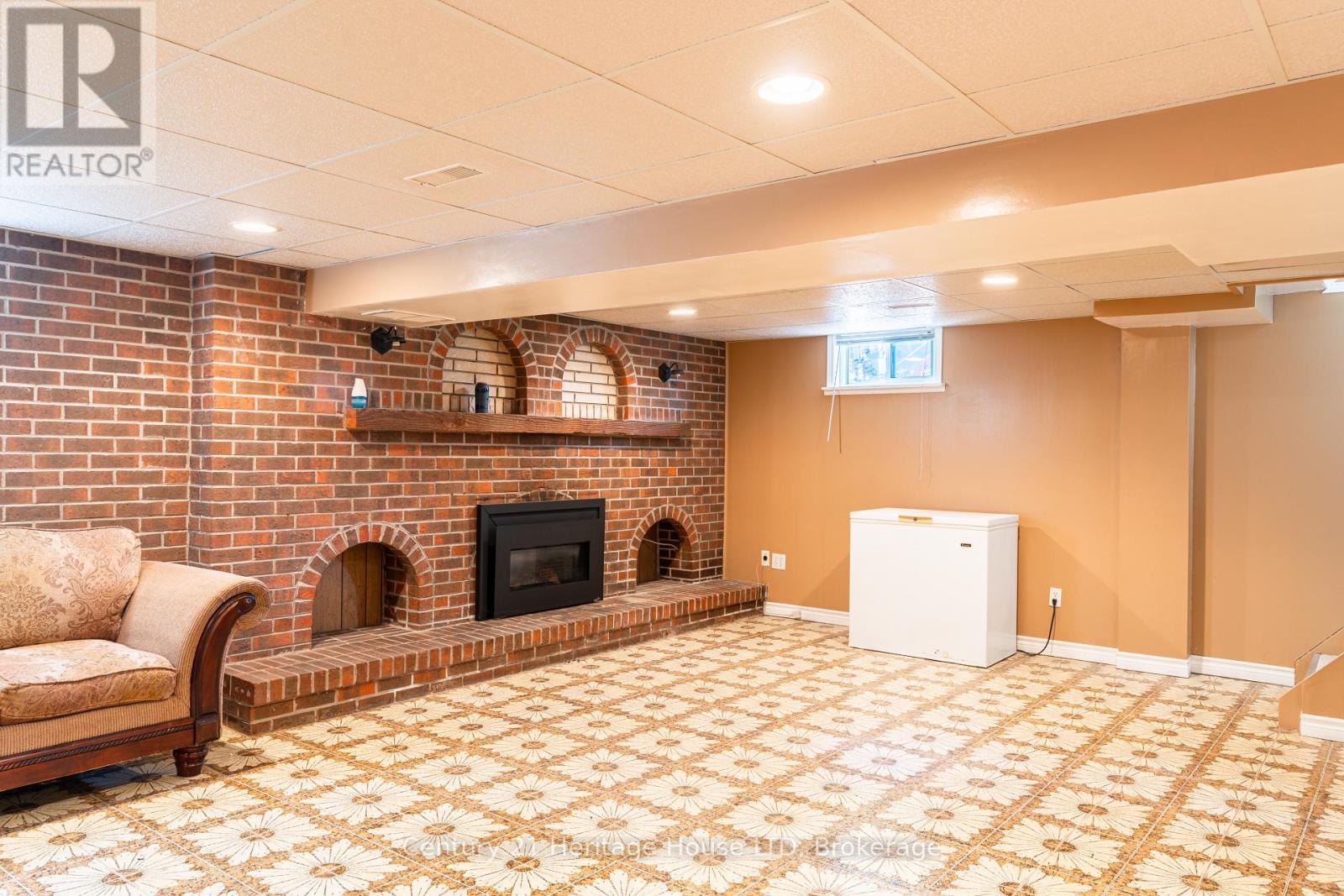 64 CROYDON DRIVE - 22