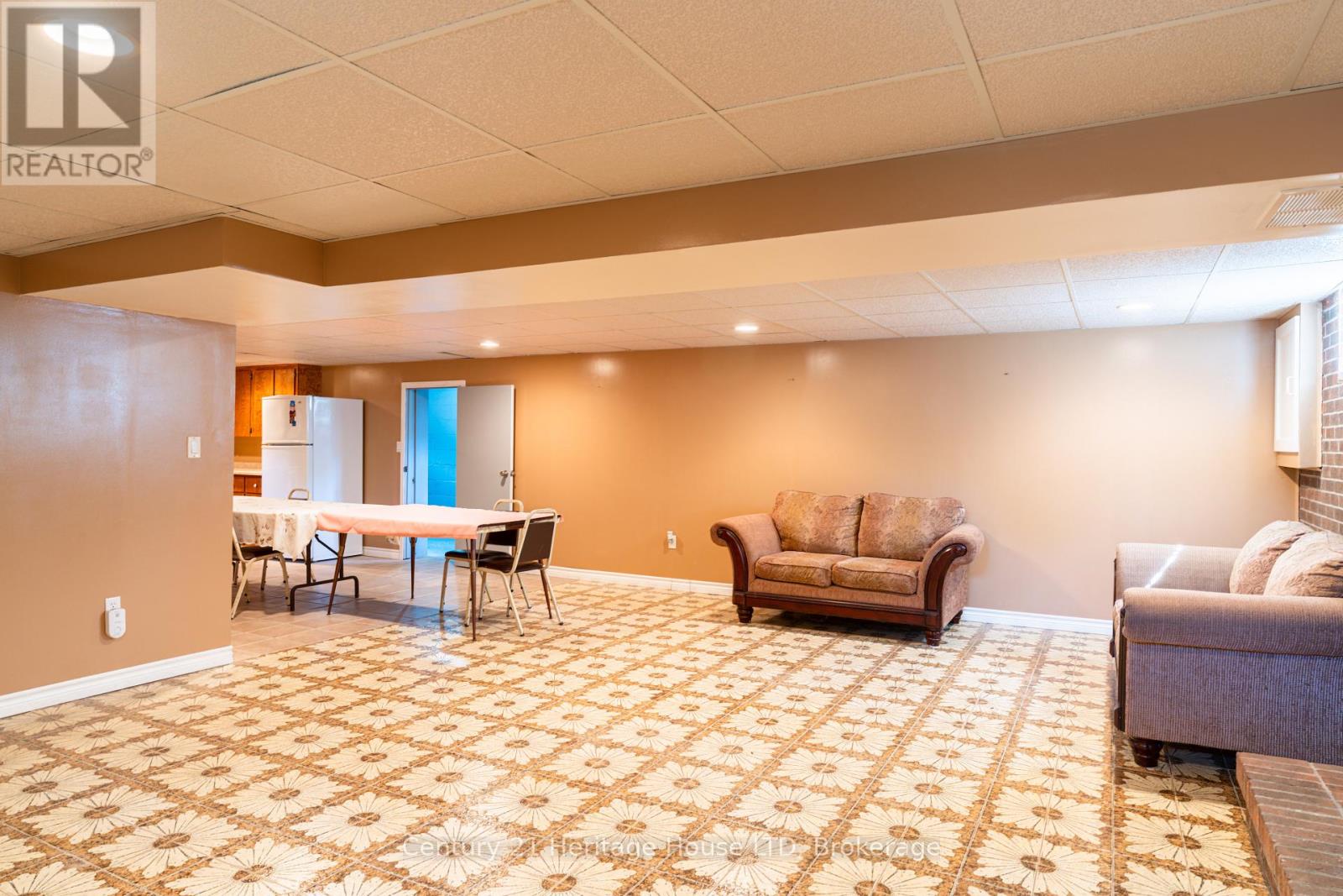 64 CROYDON DRIVE - 23