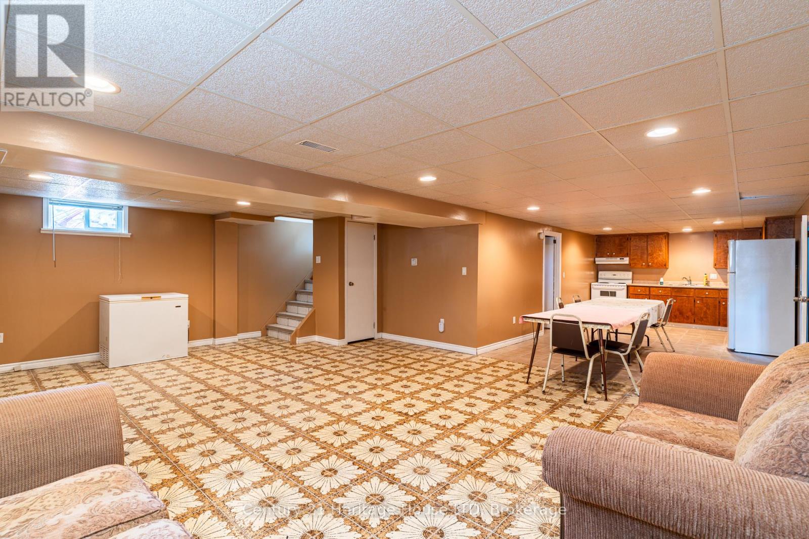 64 CROYDON DRIVE - 24