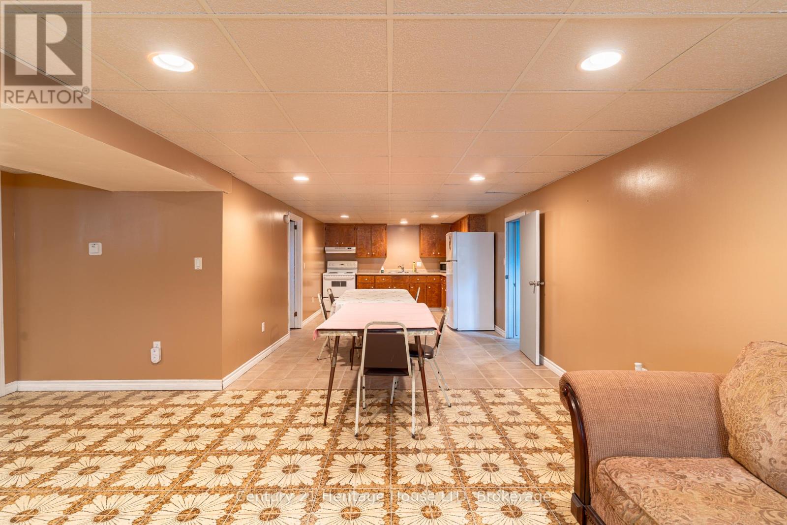 64 CROYDON DRIVE - 25