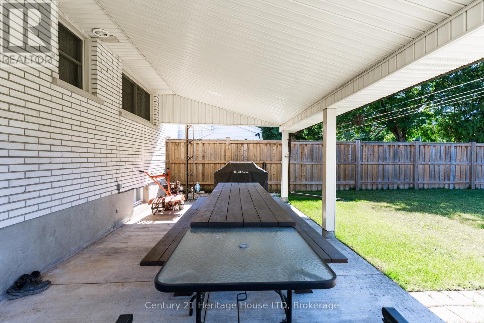 64 CROYDON DRIVE - 32