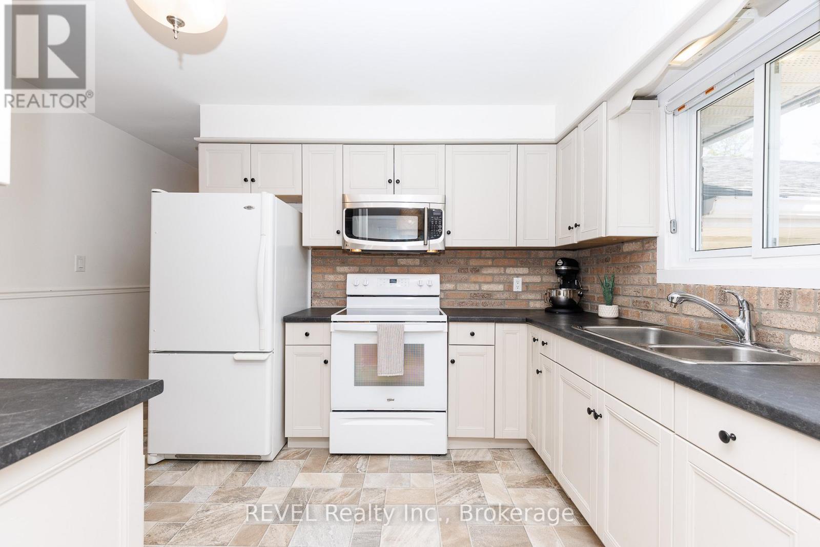 92 ROYAL OAK DRIVE - 13
