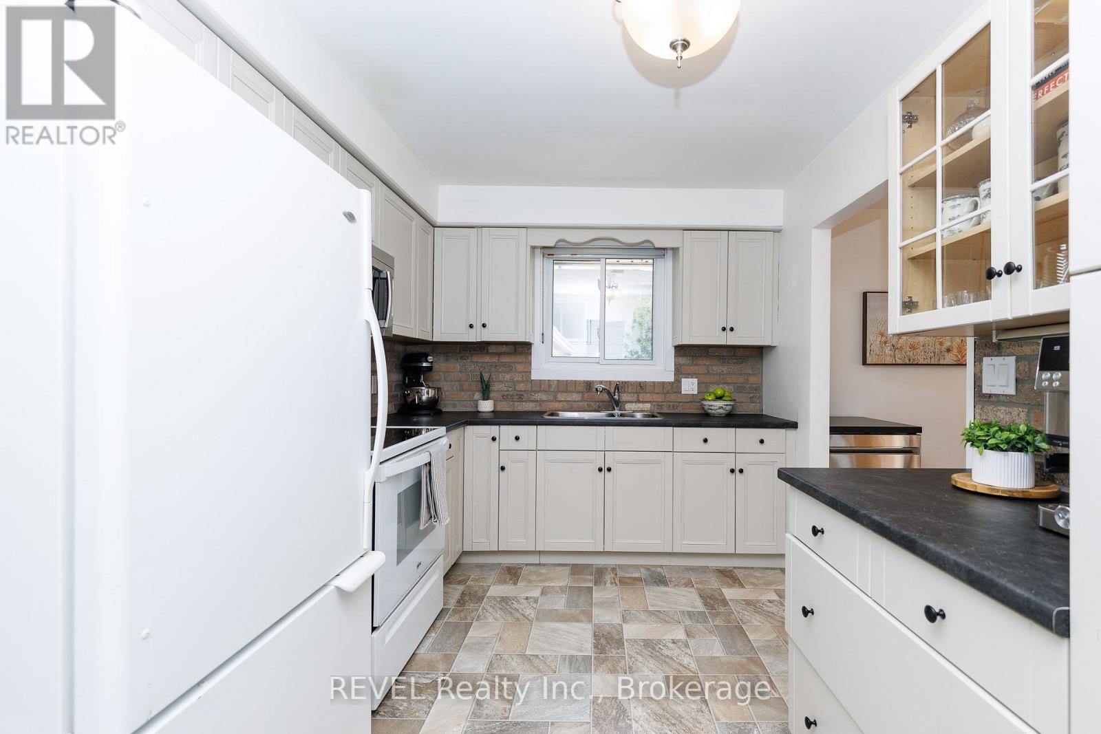 92 ROYAL OAK DRIVE - 14