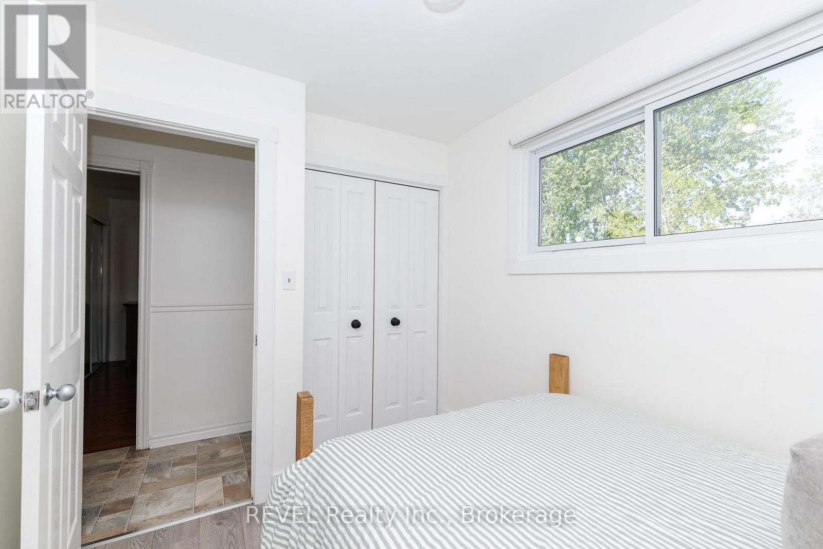 92 ROYAL OAK DRIVE - 24