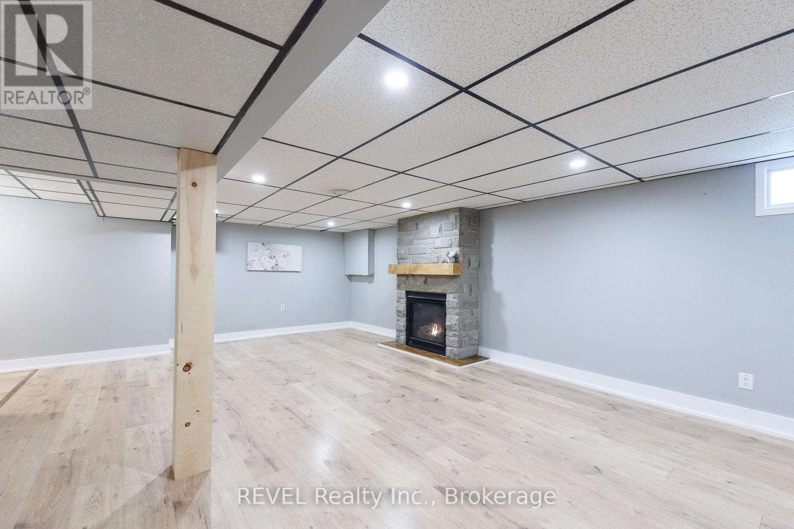 92 ROYAL OAK DRIVE - 27