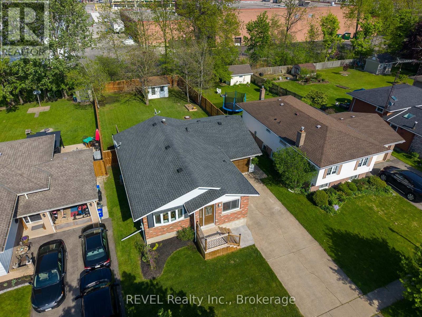 92 ROYAL OAK DRIVE - 3