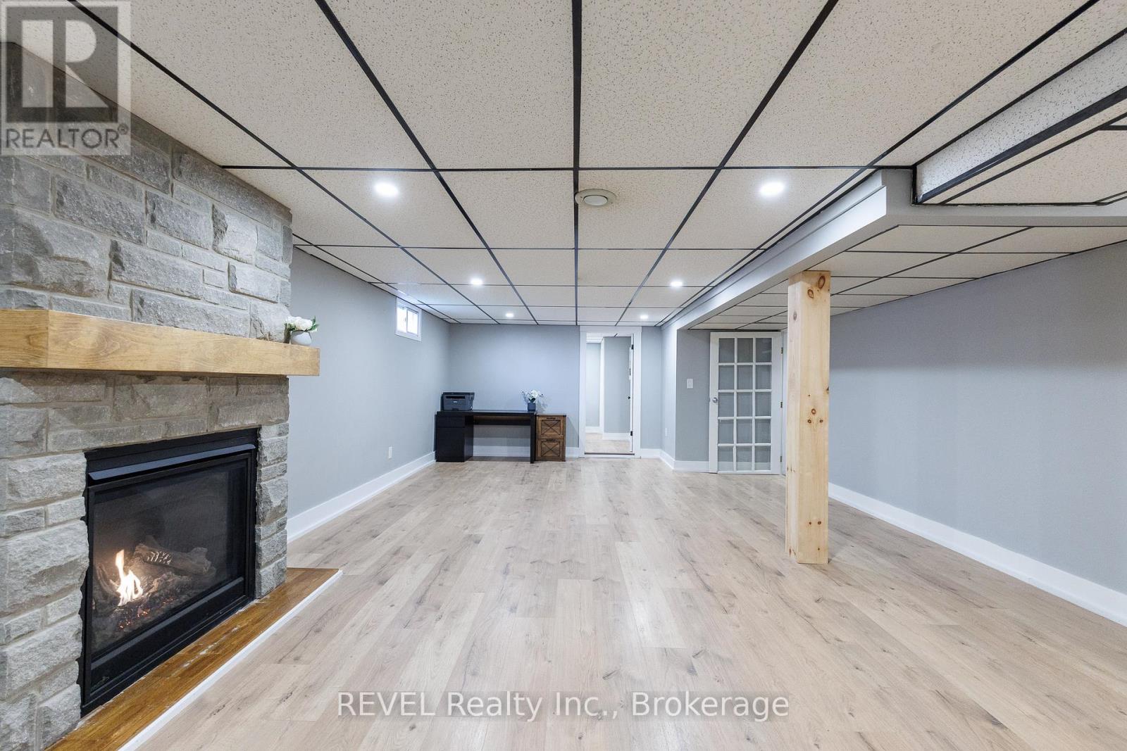 92 ROYAL OAK DRIVE - 32