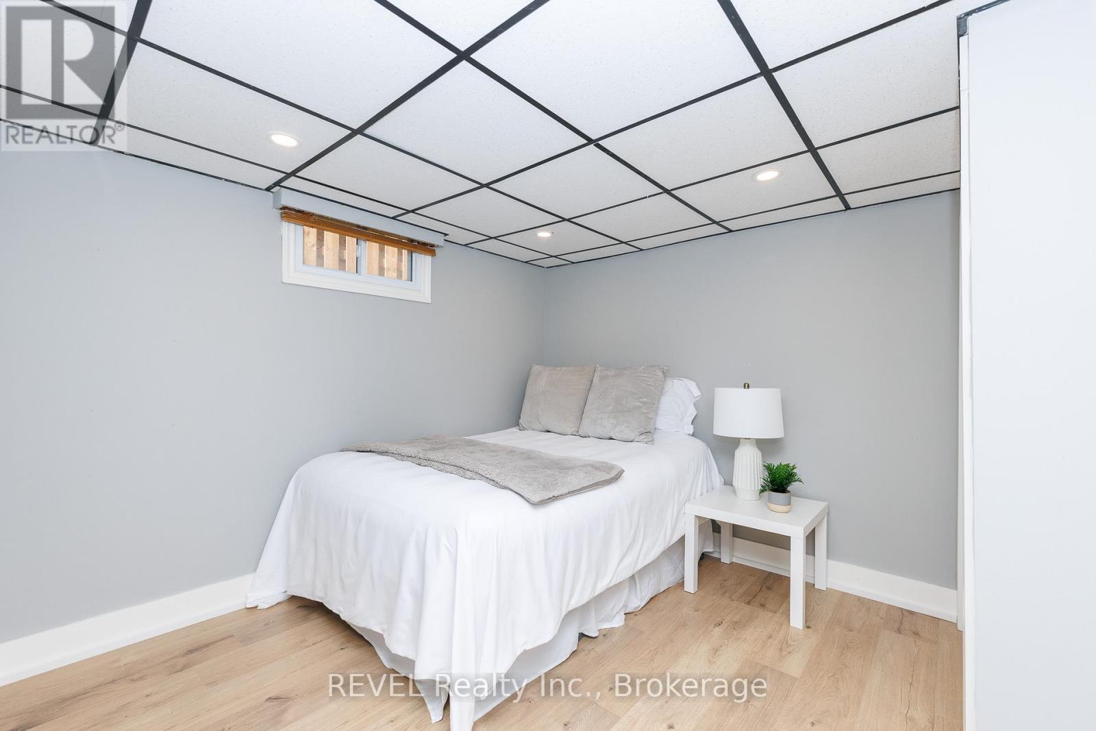 92 ROYAL OAK DRIVE - 33