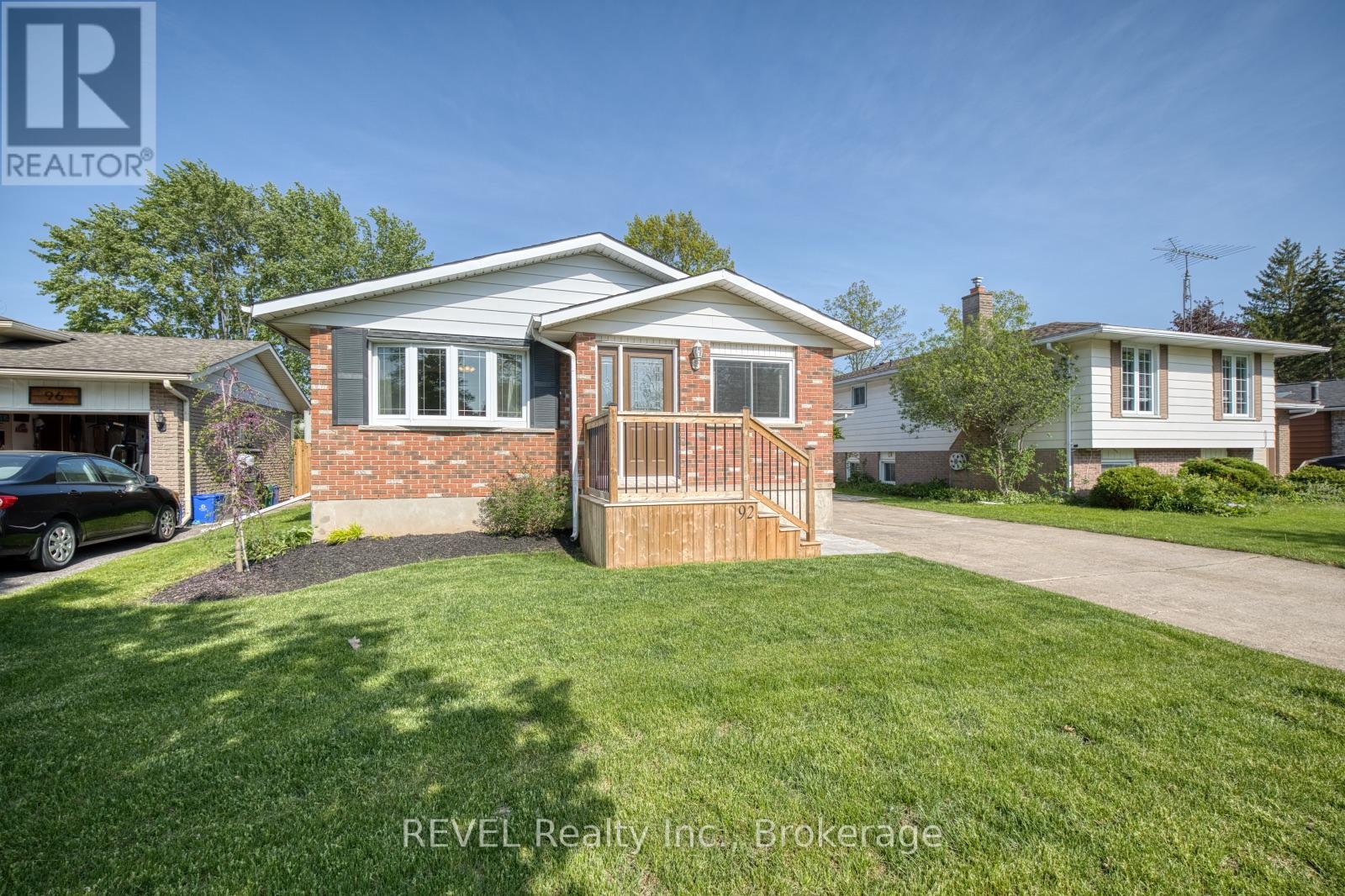 92 ROYAL OAK DRIVE - 4