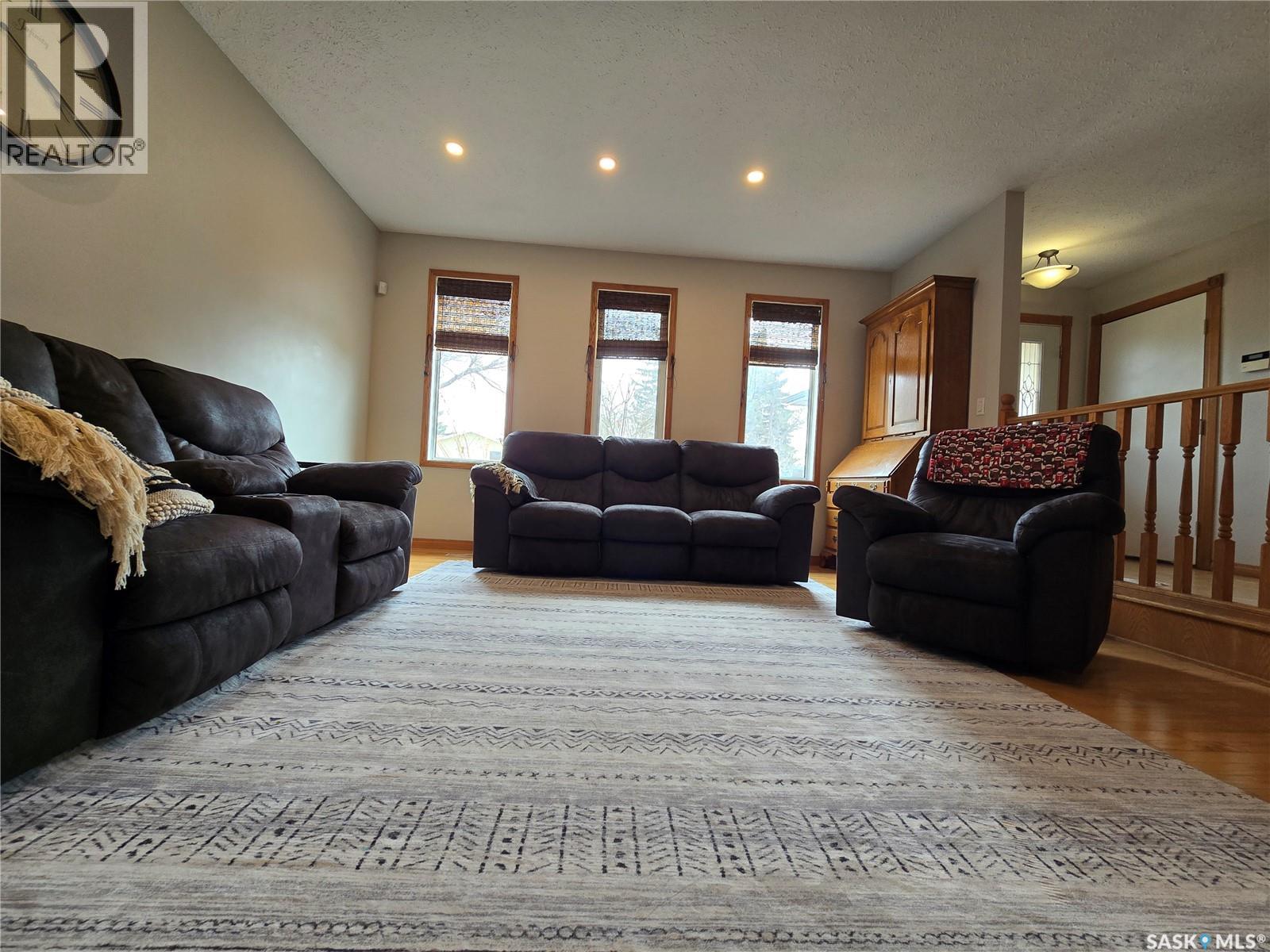 119 MONTGOMERY CRESCENT - 12
