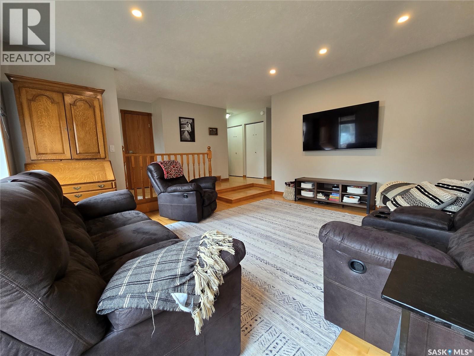 119 MONTGOMERY CRESCENT - 11