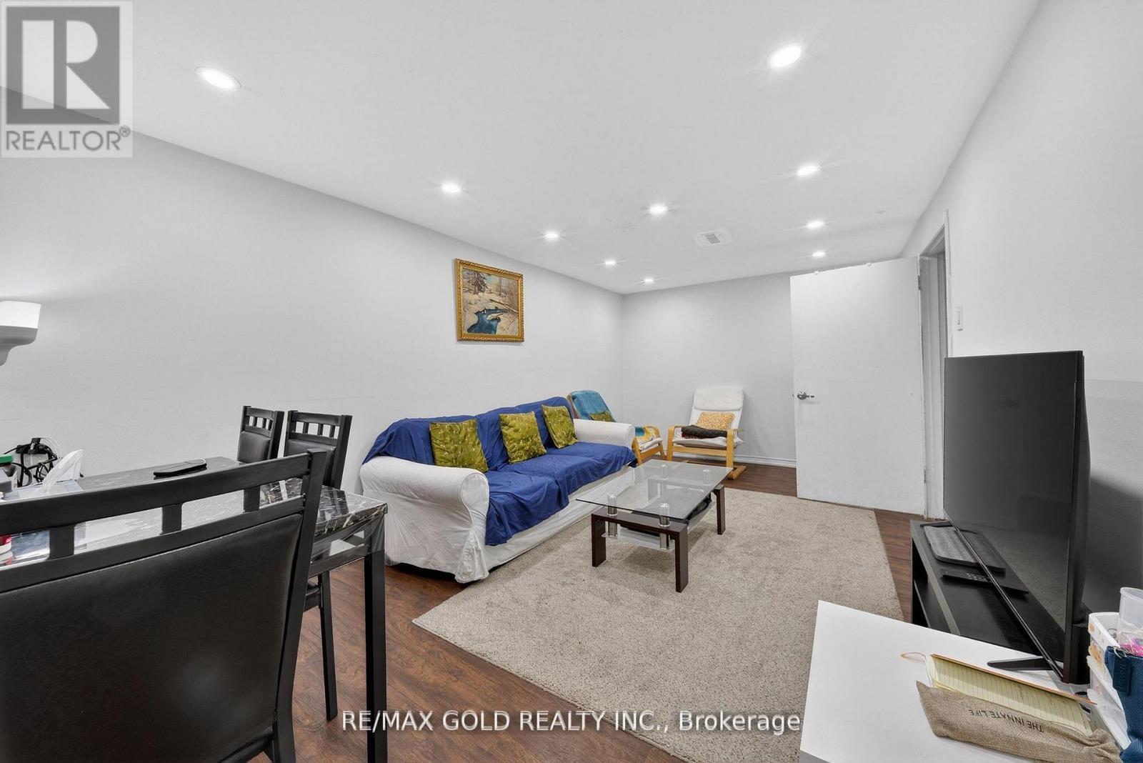3289 VICTORY CRESCENT - 35