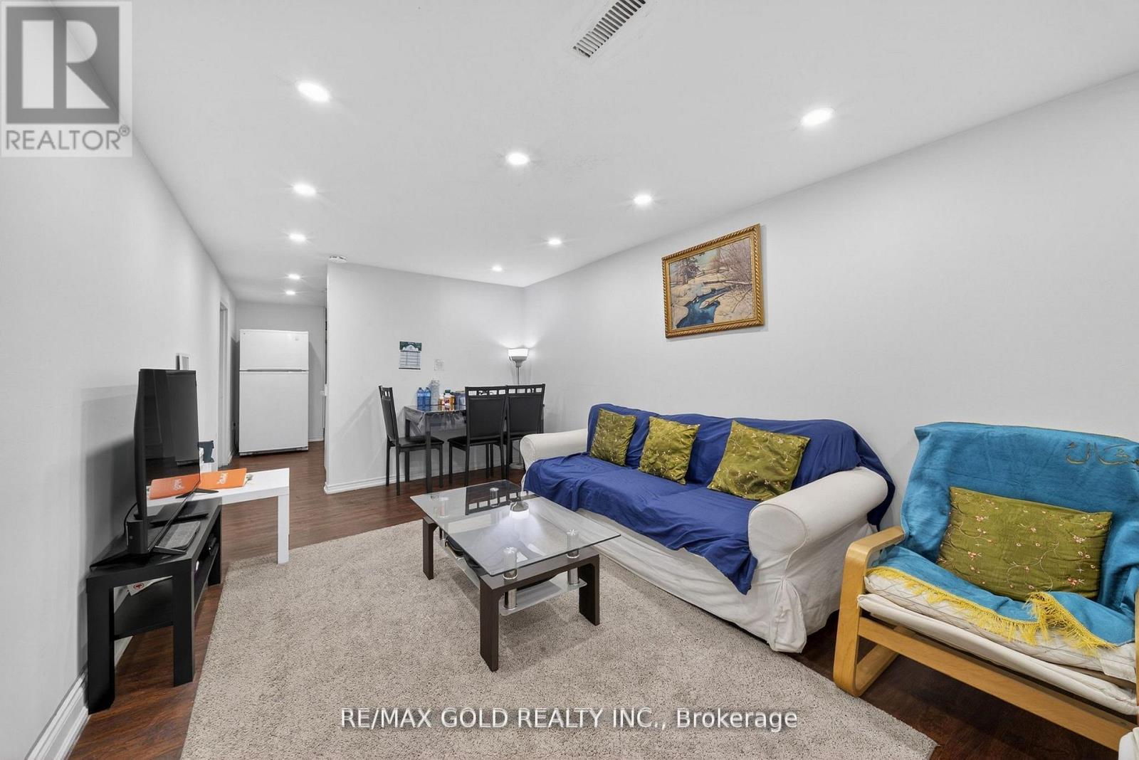 3289 VICTORY CRESCENT - 36