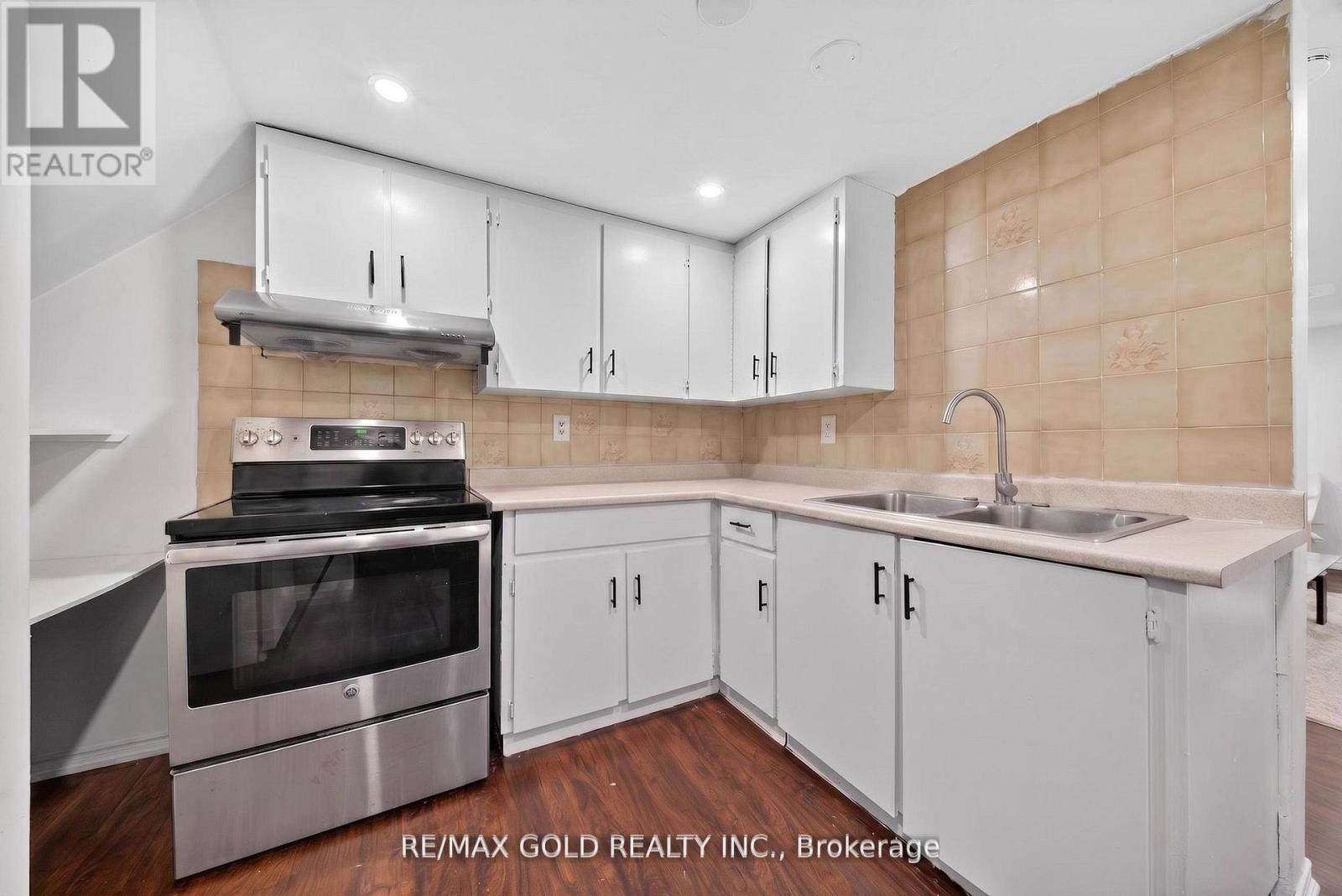 3289 VICTORY CRESCENT - 32