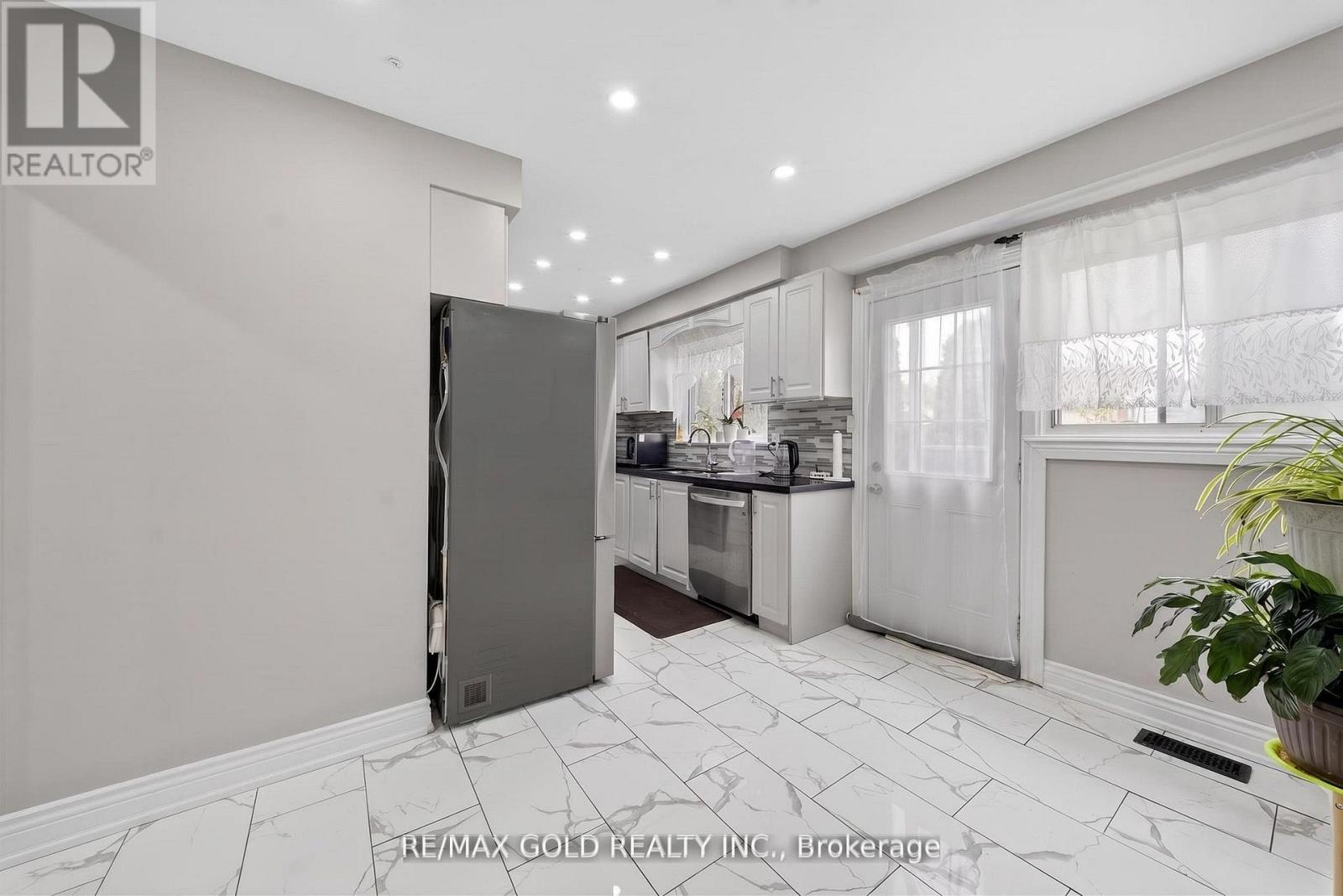 3289 VICTORY CRESCENT - 30
