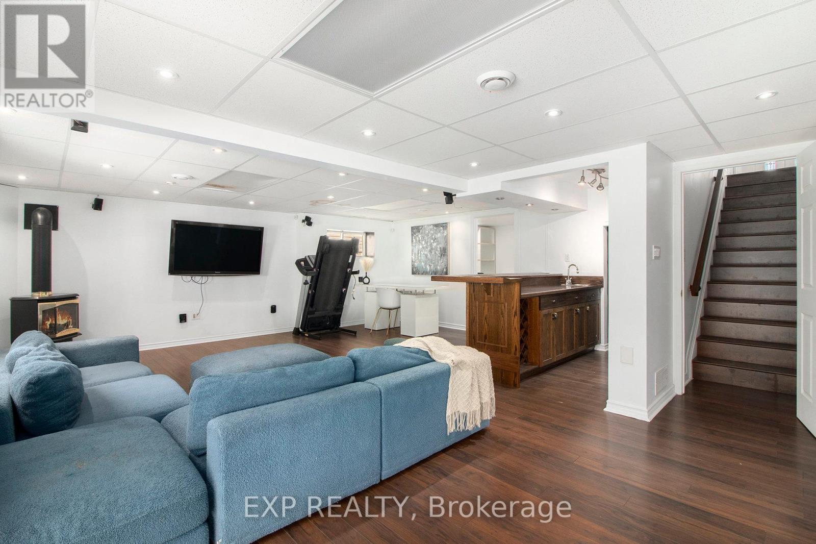 234 SANDRA CRESCENT - 25