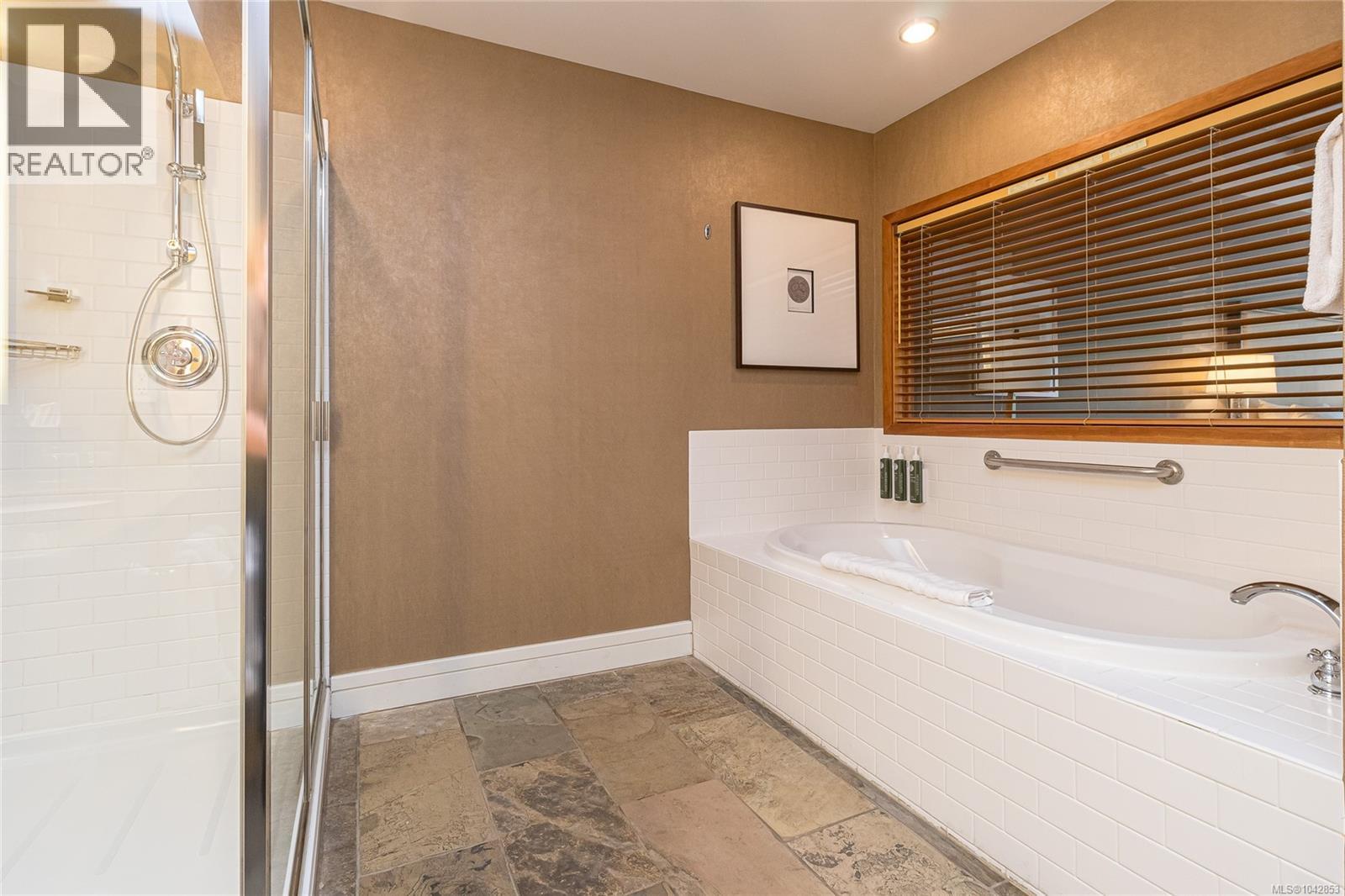 #210 B&C 1376 Lynburne Pl - 17