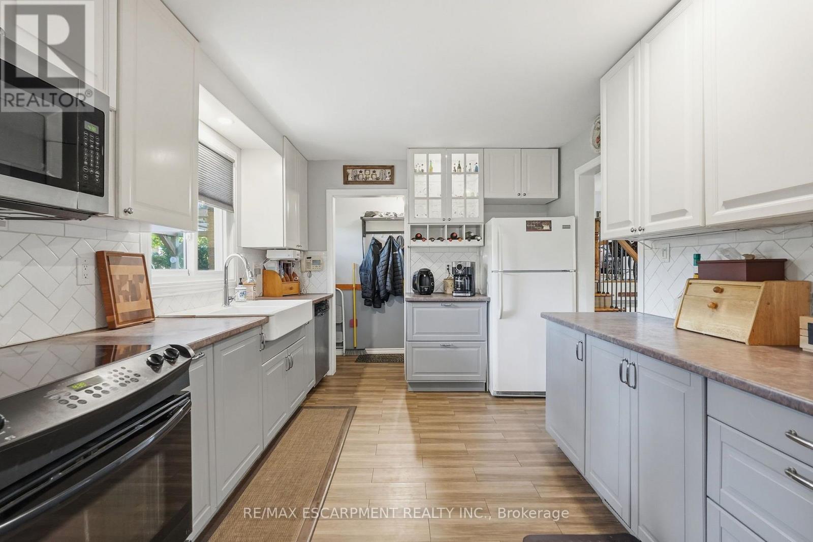 204 MAIN STREET E - 10