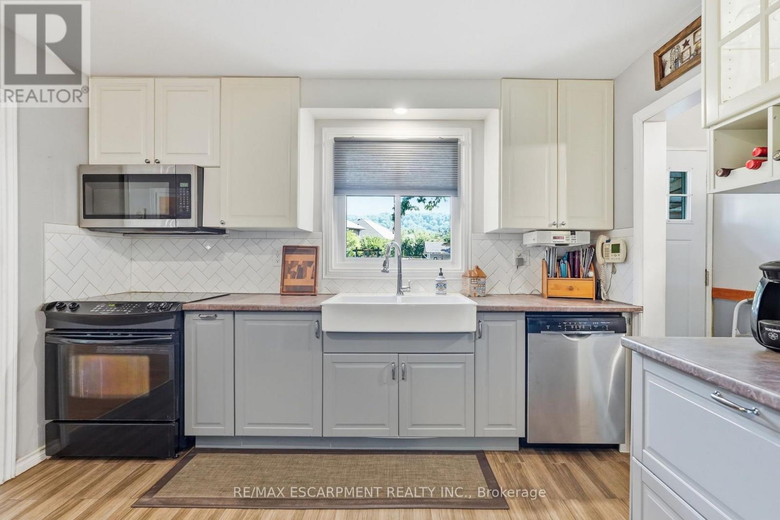204 MAIN STREET E - 11