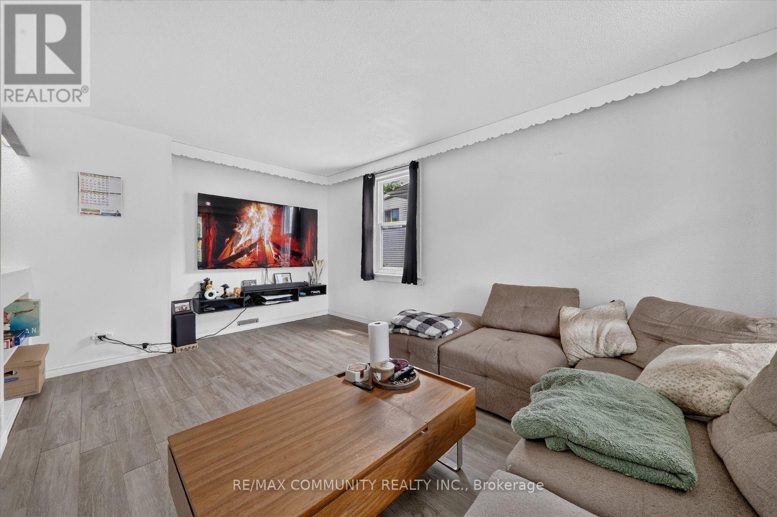 114 PILKINGTON STREET E - 16