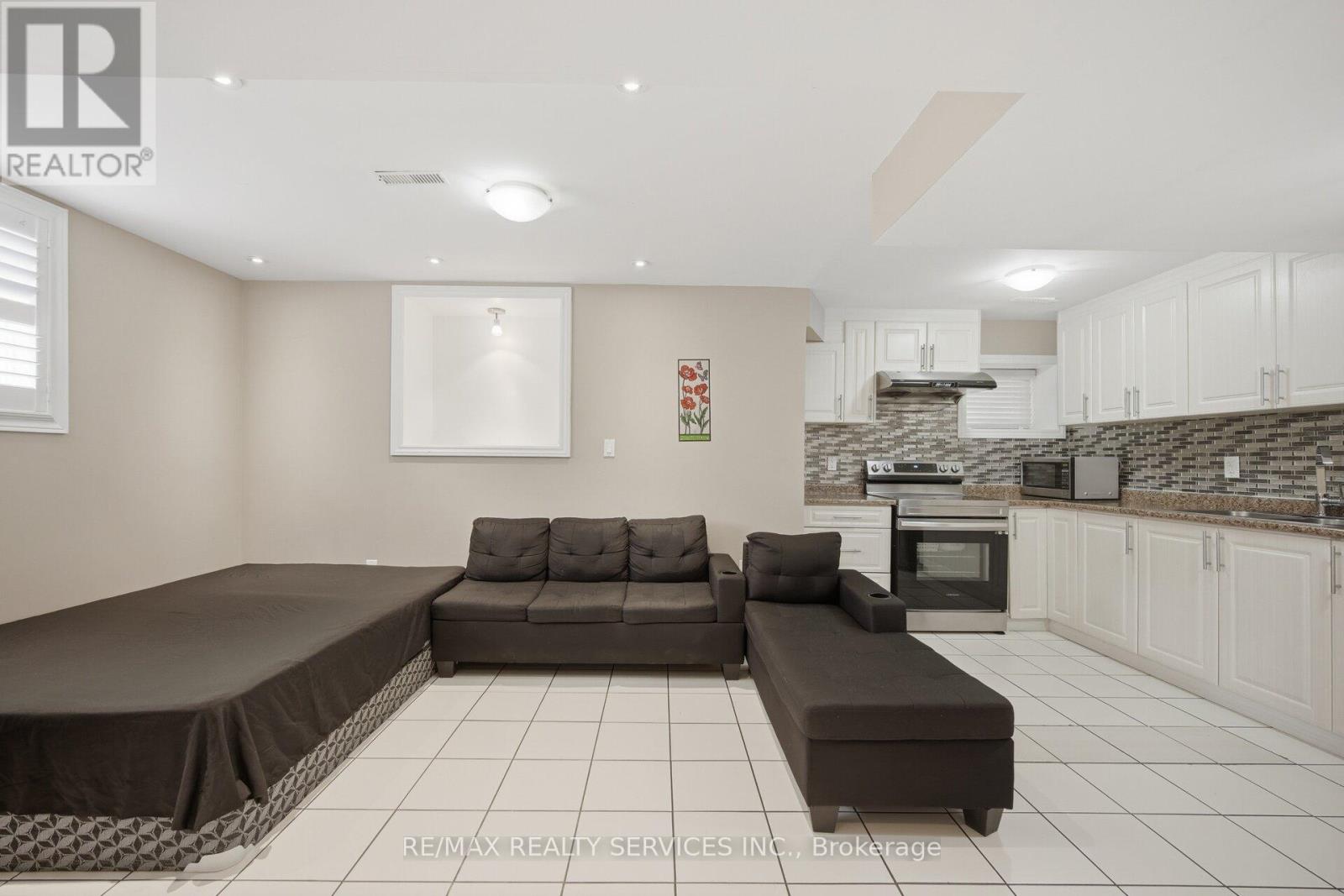 17 PEFFERLAW CIRCLE - 32