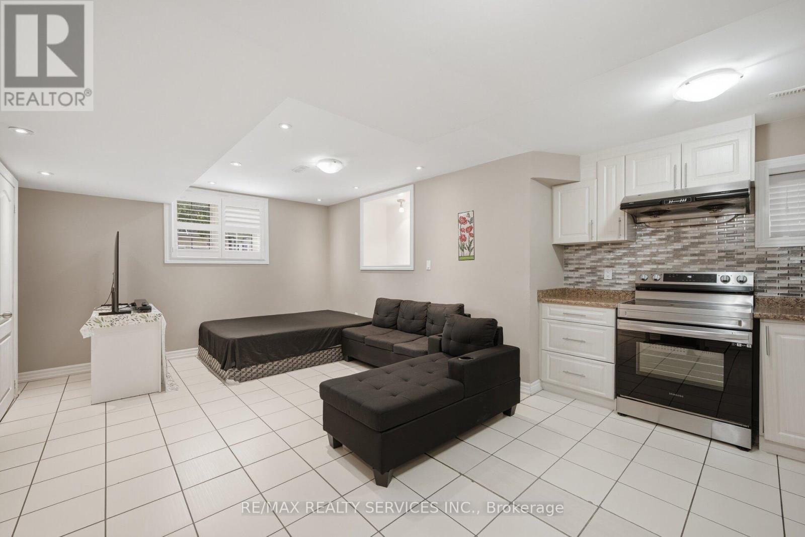 17 PEFFERLAW CIRCLE - 33