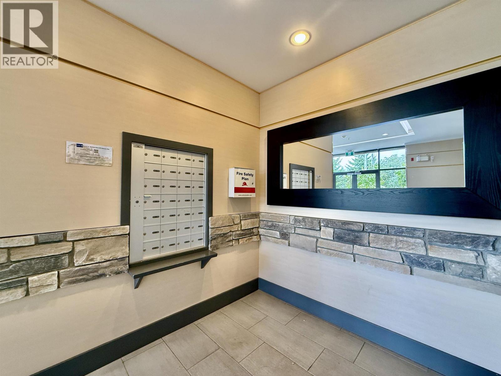 205 875 GIBSONS WAY, Gibsons