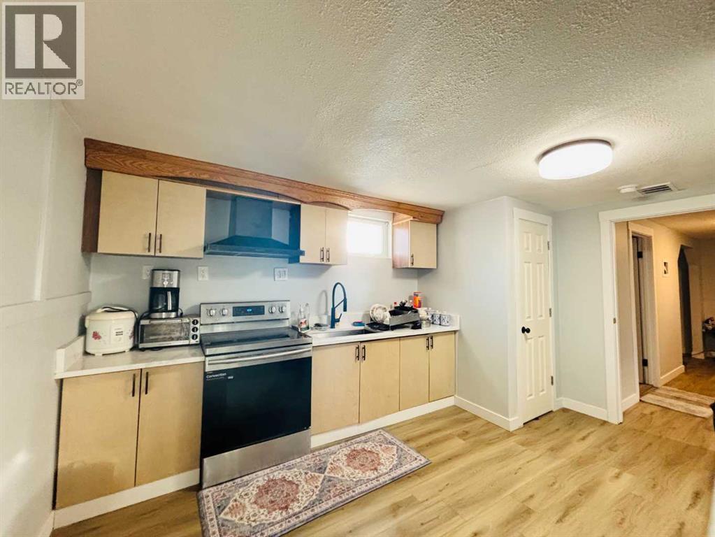 1672 Marlyn Way NE - 14
