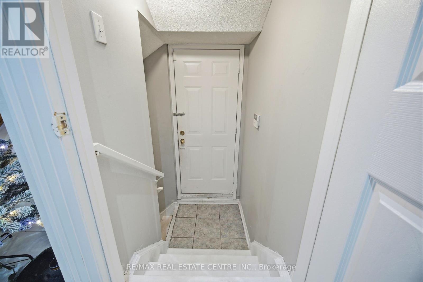 6 MANNEL CRESCENT - 36