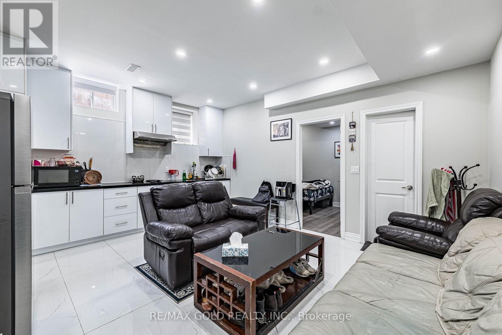 39 ACADEMY DRIVE - 27