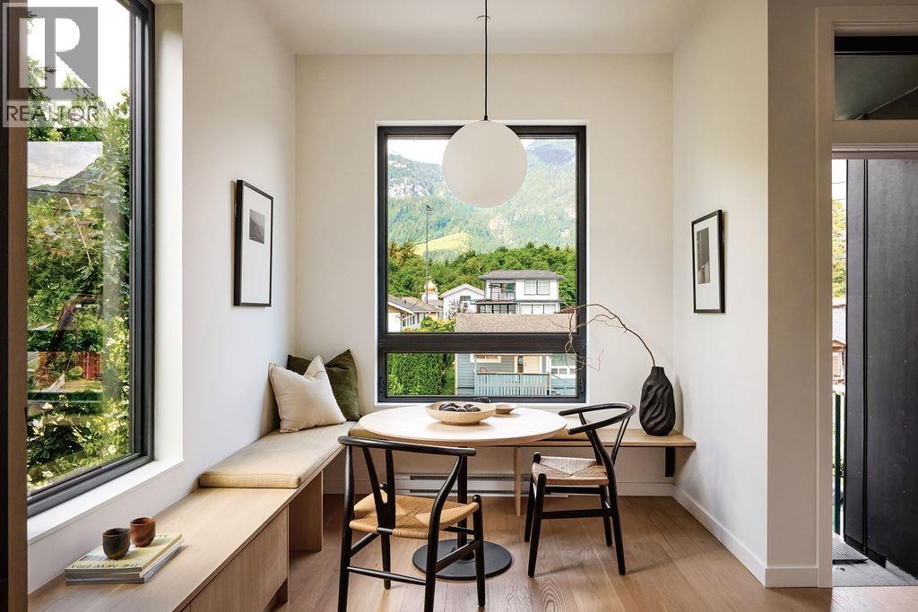 2 37940 FOURTH AVENUE, Squamish — photo 2