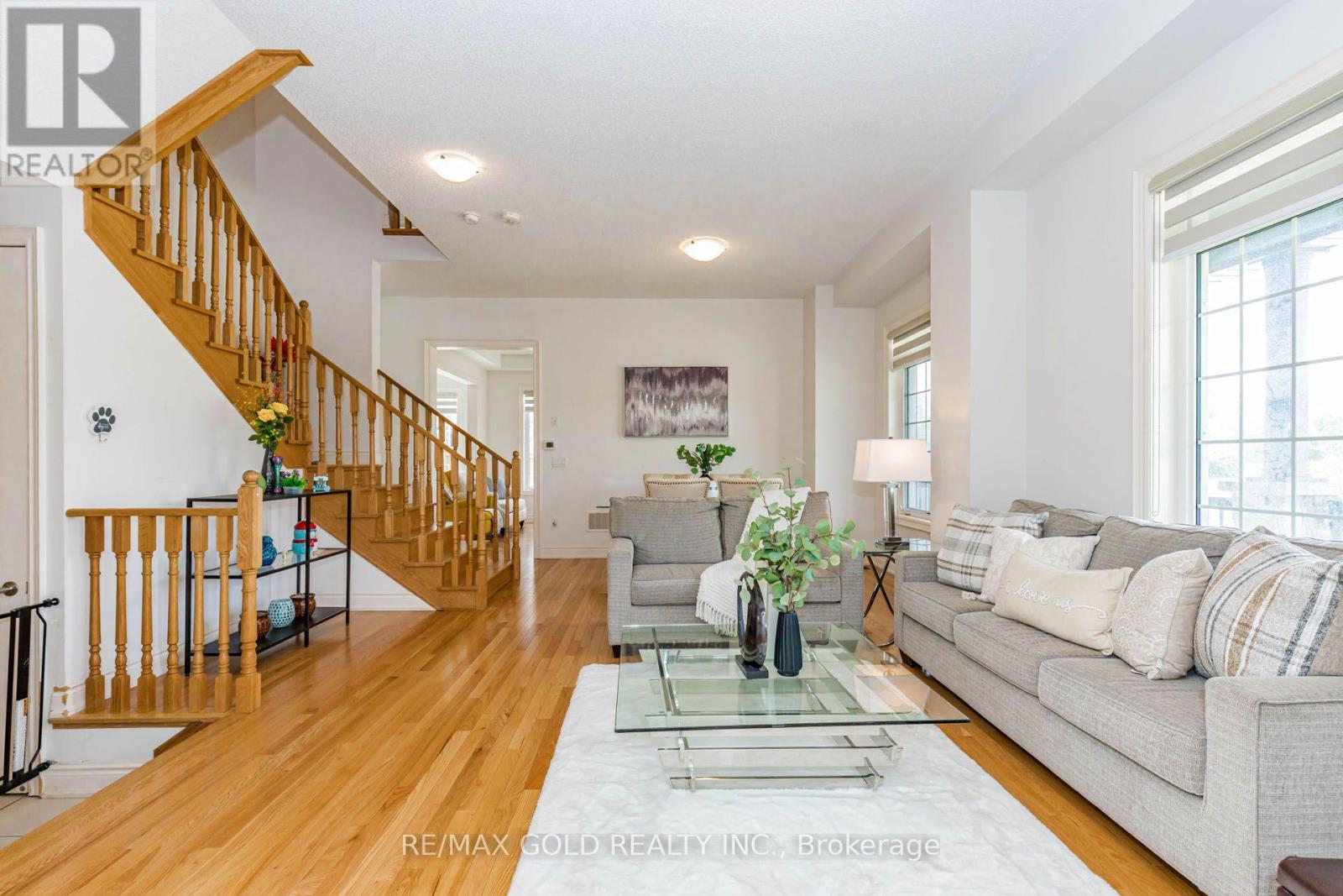 53 BETTY MAY CRESCENT - 10