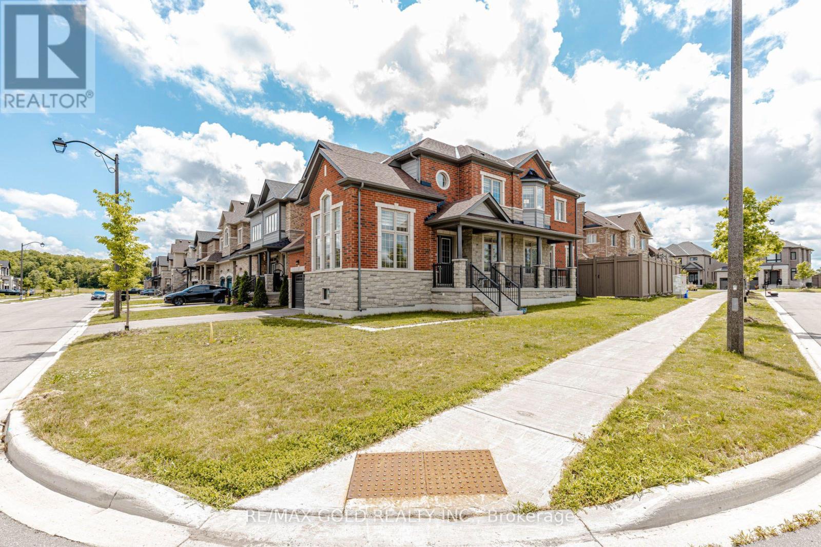 53 BETTY MAY CRESCENT - 2