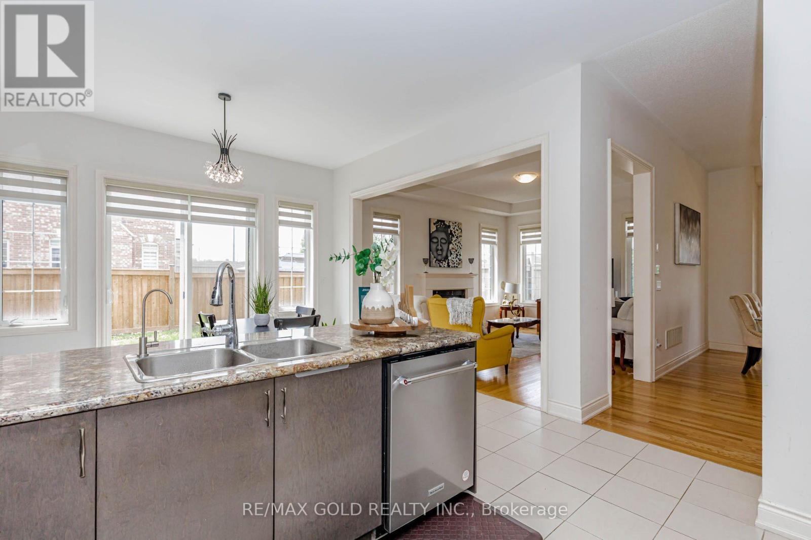 53 BETTY MAY CRESCENT - 20