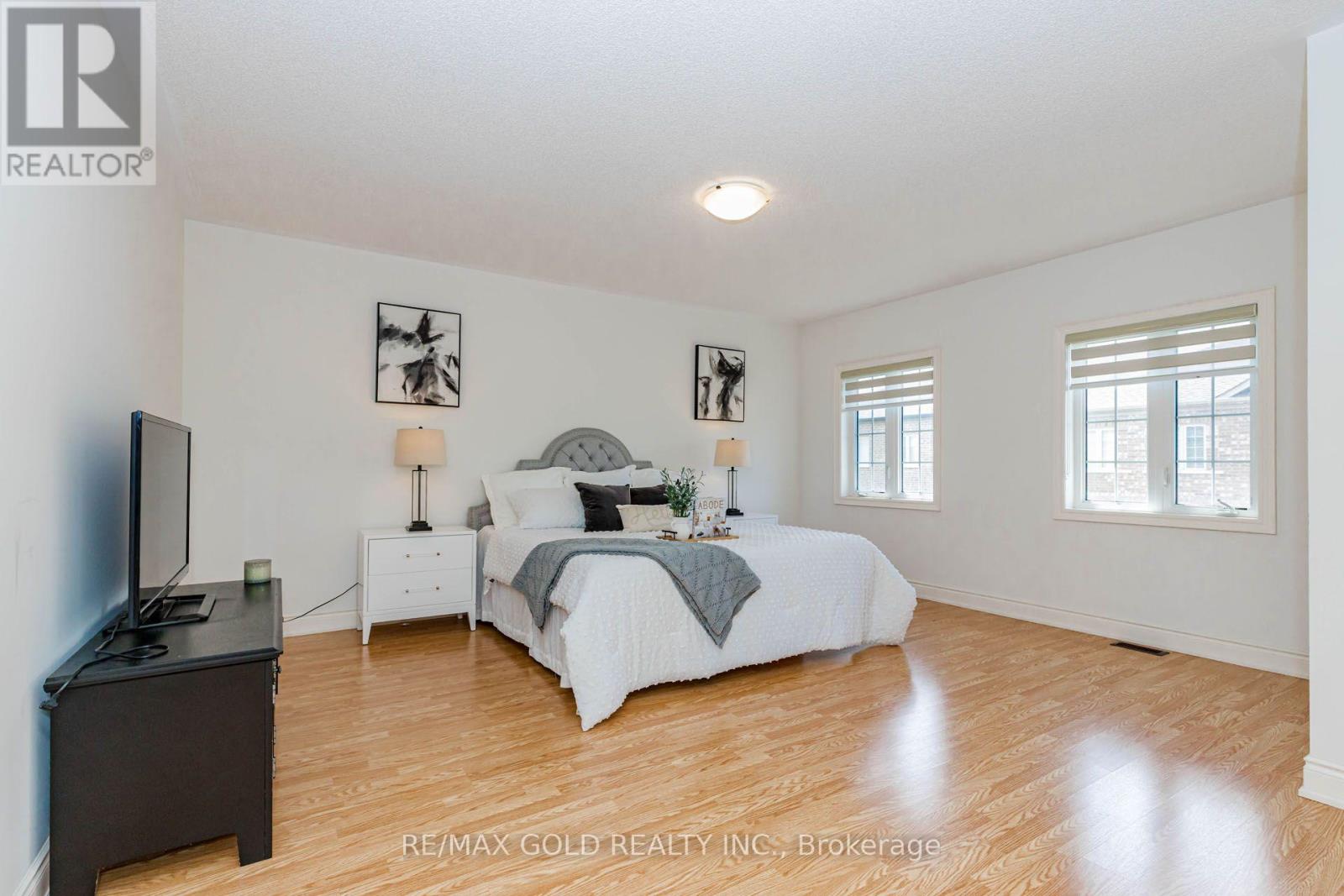 53 BETTY MAY CRESCENT - 27