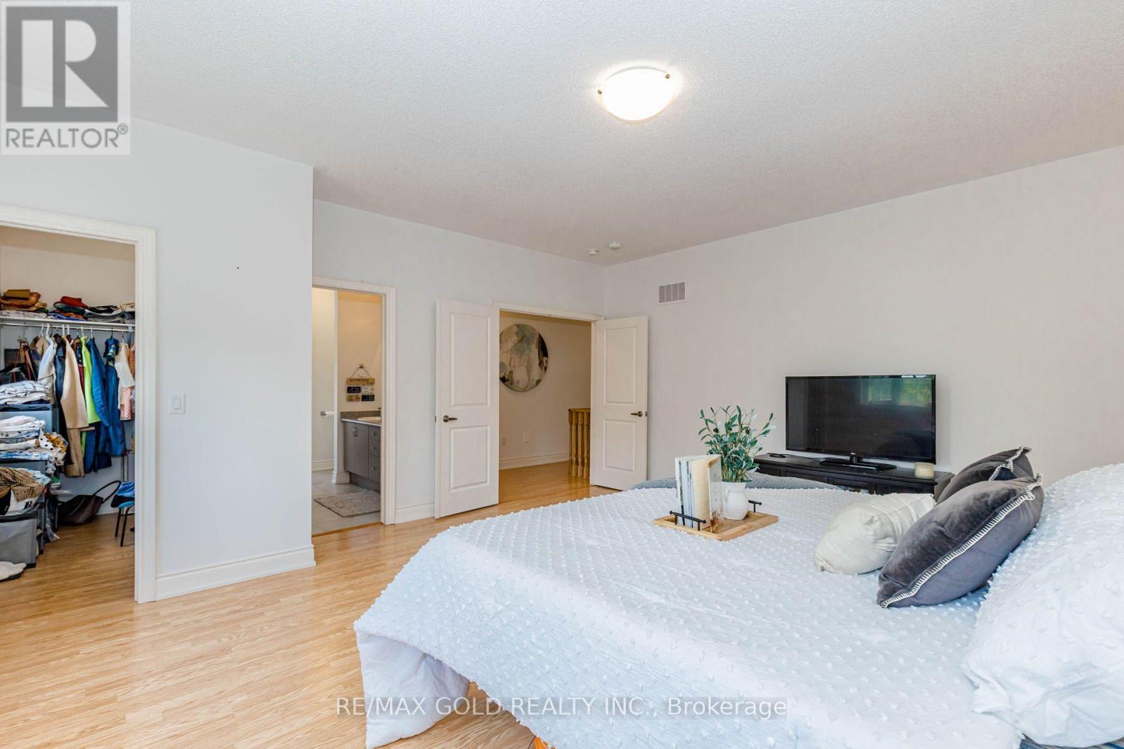53 BETTY MAY CRESCENT - 29