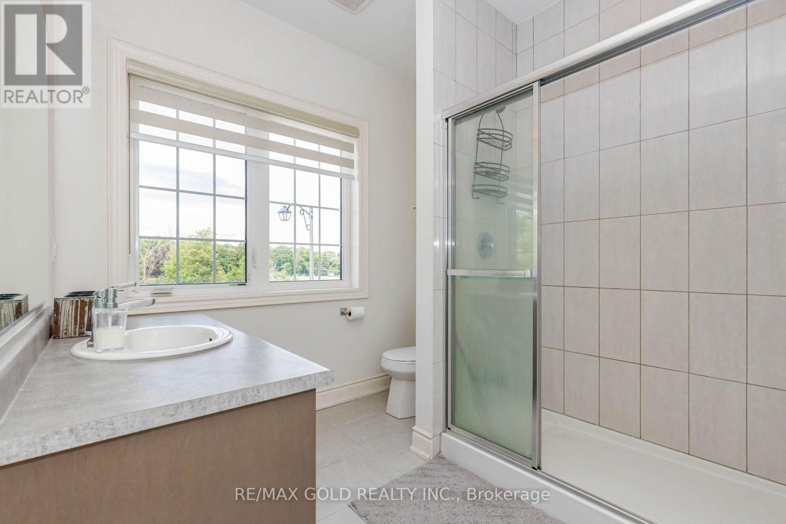 53 BETTY MAY CRESCENT - 38
