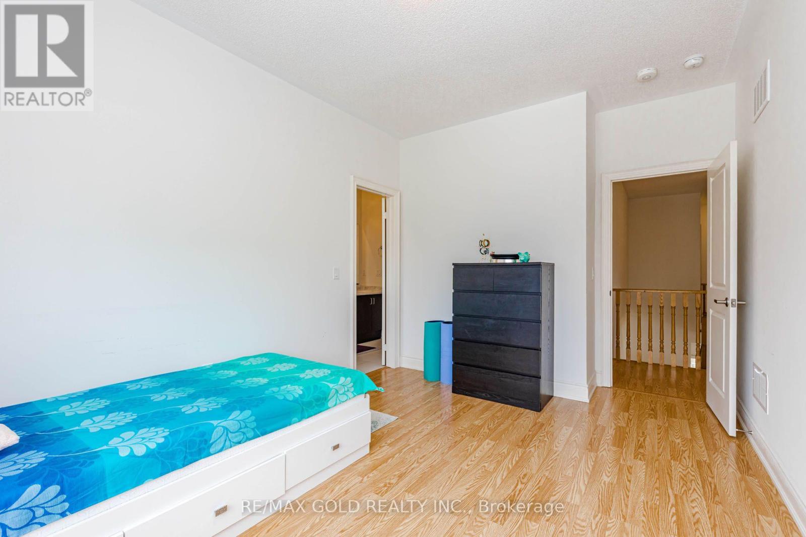 53 BETTY MAY CRESCENT - 40