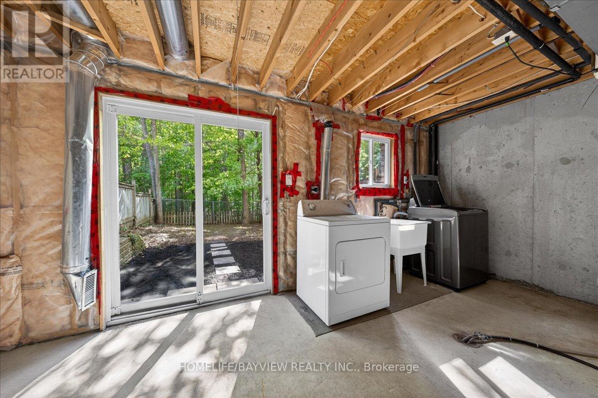 52 HAWTHORNE CRESCENT - 27