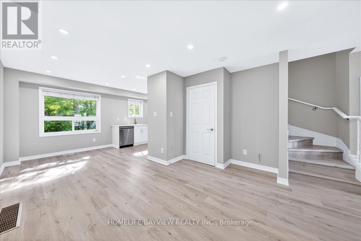 52 HAWTHORNE CRESCENT - 13