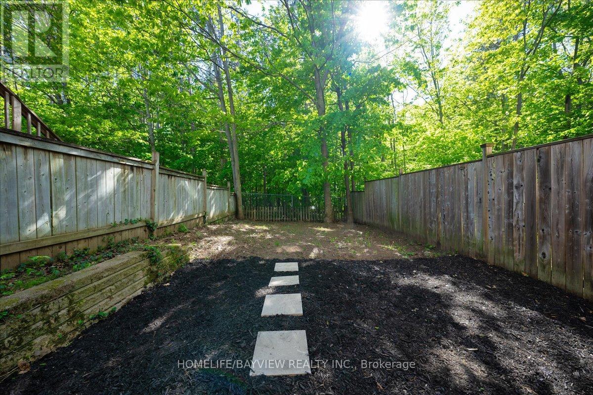 52 HAWTHORNE CRESCENT - 32