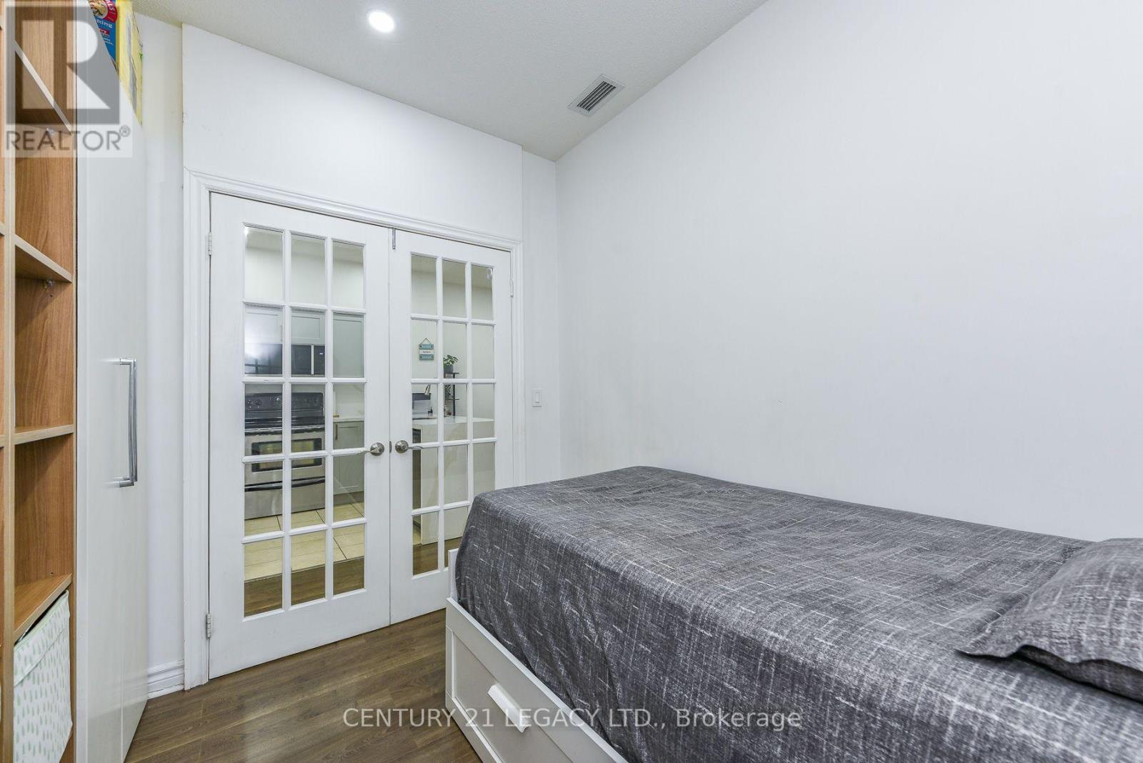 #701 388 PRINCE OF WALES DRIVE - 12