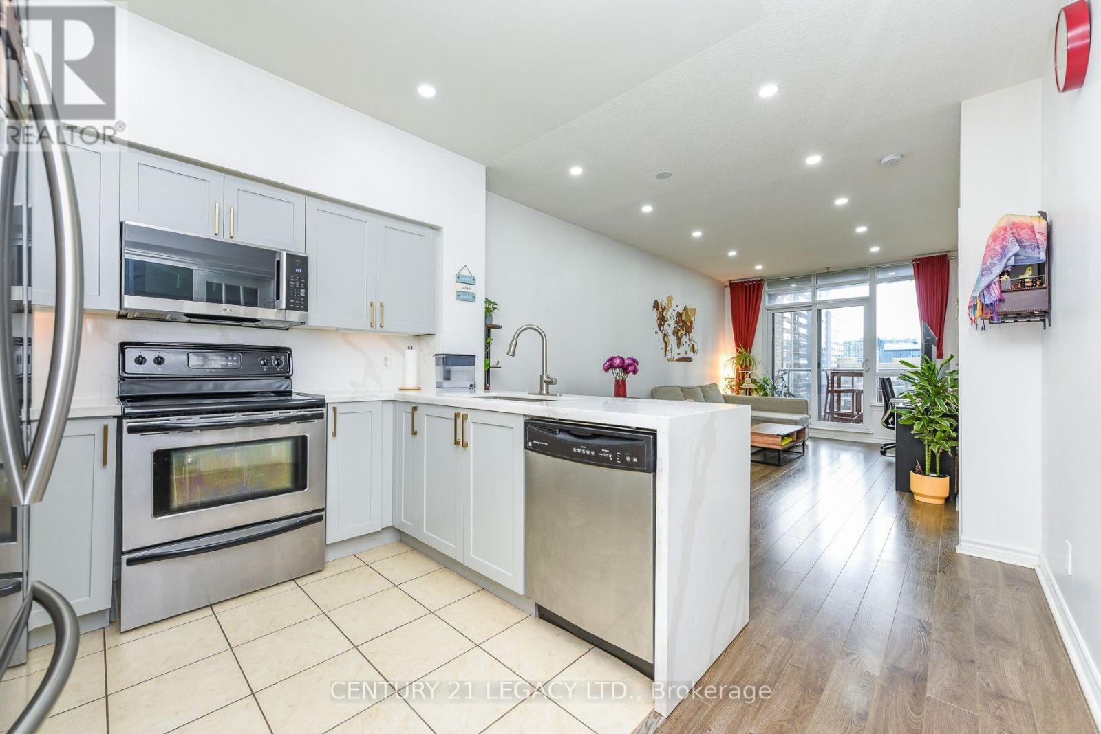 #701 388 PRINCE OF WALES DRIVE - 13