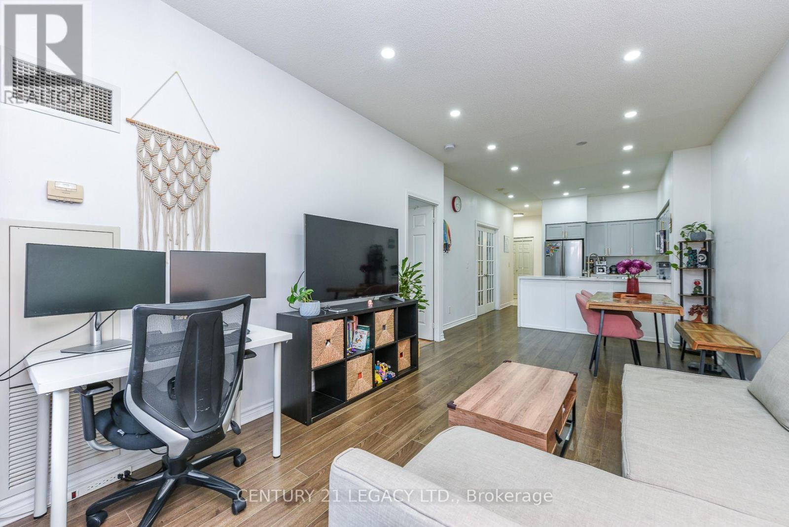 #701 388 PRINCE OF WALES DRIVE - 21