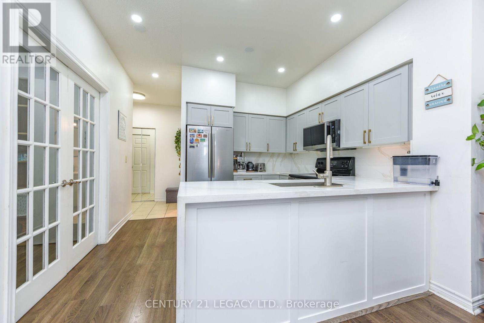 #701 388 PRINCE OF WALES DRIVE - 23
