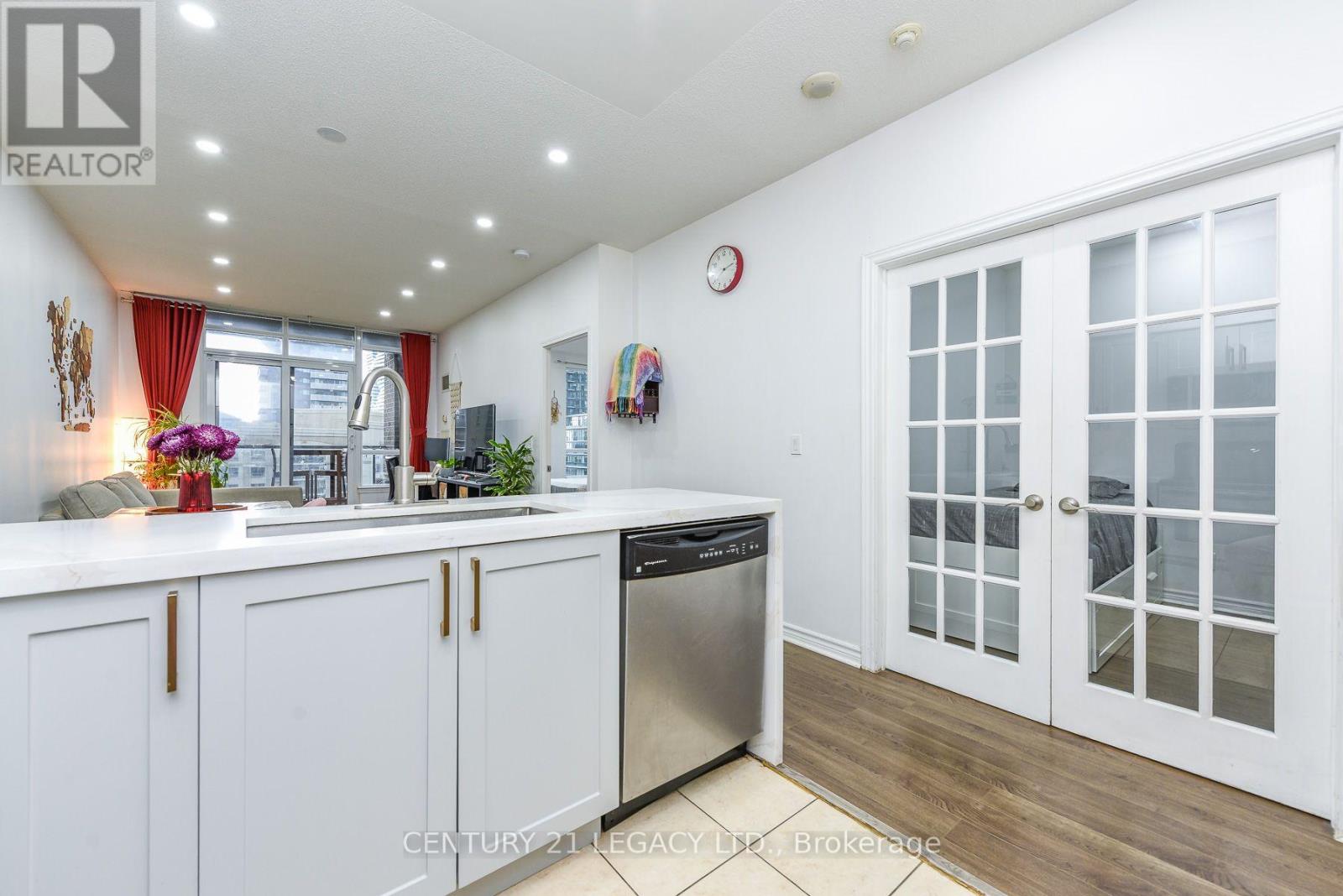 #701 388 PRINCE OF WALES DRIVE - 25