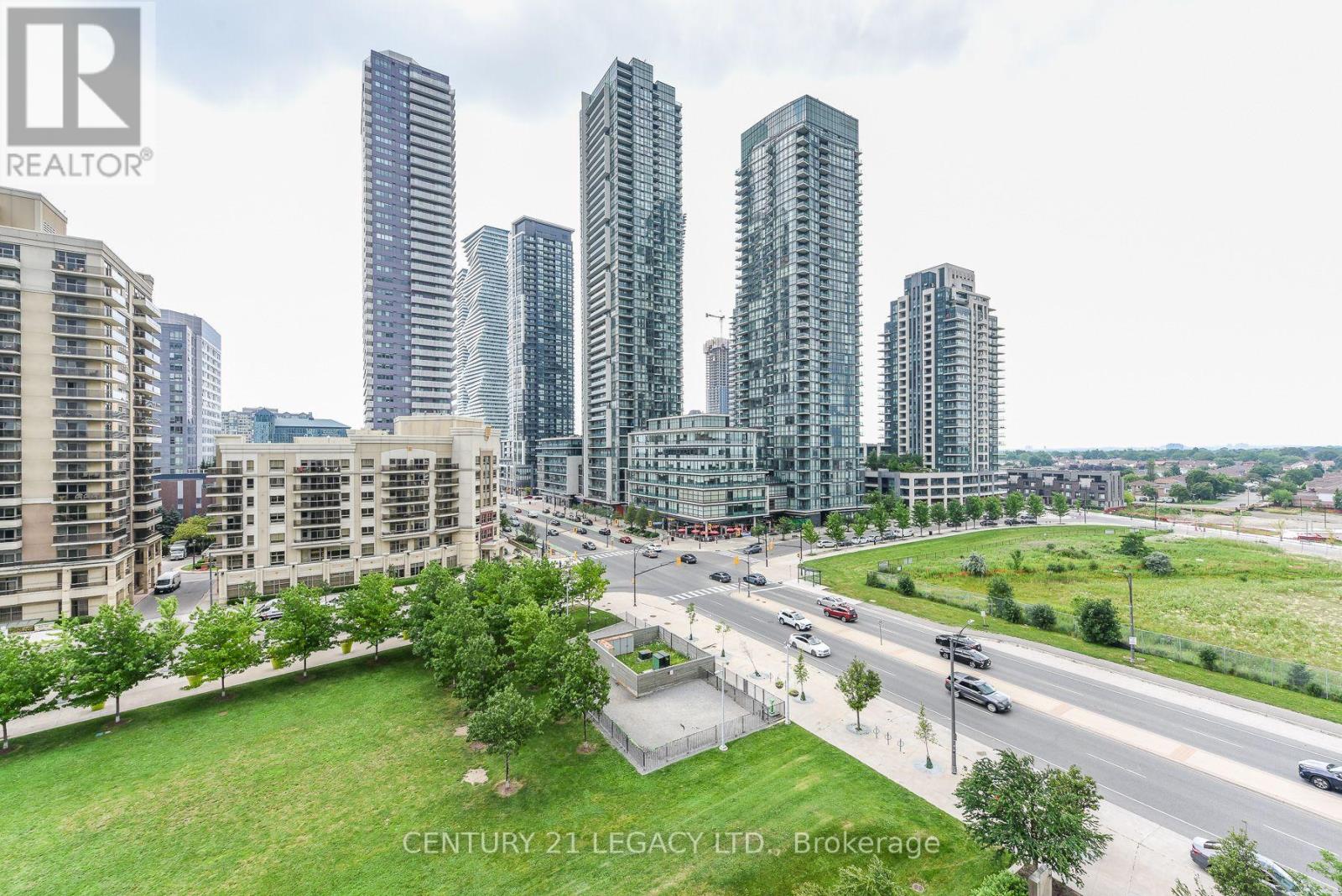 #701 388 PRINCE OF WALES DRIVE - 34